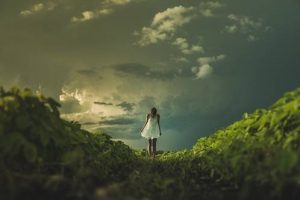 Waarom ben je niet jezelf? Wat is dat dan jezelf zijn? En weet jij eigenlijk wie je bent?  In een maatschappij waarin vele mensen hun eigen identiteit nog niet hebben ontdekt,