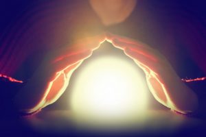 Magnetiseur geeft energie door handoplegging