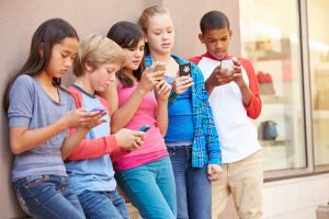 Het negatieve effect van een mobiele telefoon op onszelf, onze relatie en onze kinderen